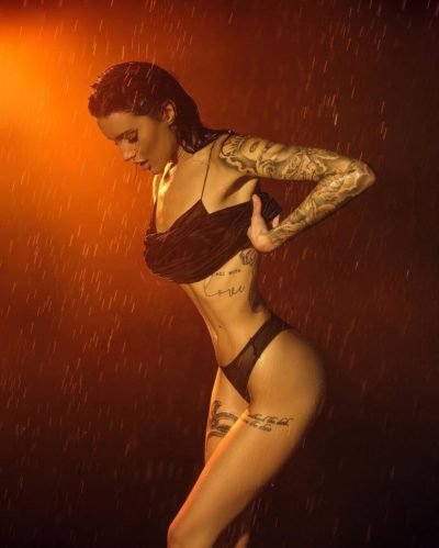 Сексуальная девушка с тату